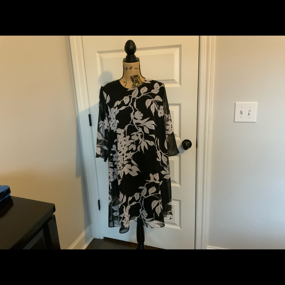 Dress - Picture 6 of 6
